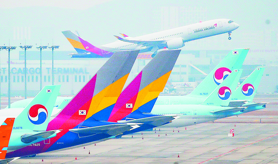 Korean Air Lines and Asiana Airlines' planes are stationed at Incheon International Airport. [YONHAP] 