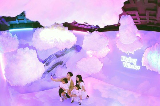 Lotte on Tuesday announced that it is holding a special media art exhibition with a whale theme at Lotte Tower in Jamsil, Seoul. Some 30 works by artist Jang Nam-won, who is known for his works on whales, will be exhibited to celebrate the fifth anniversary of the opening of skyscraper observatory Seoul Sky. [JOINT PRESS CORPS] 