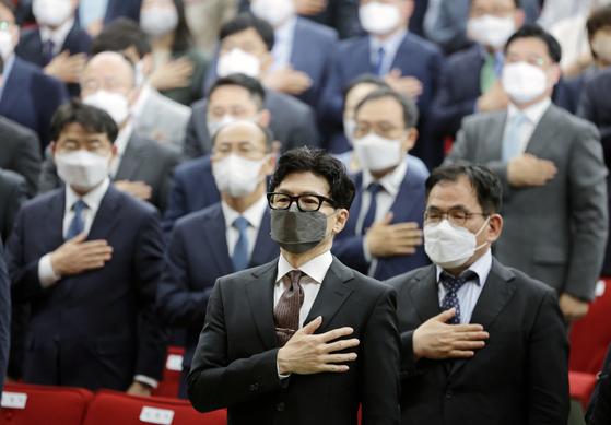 Justice Minister Han Dong-hoon pledges allegiance to the flag at the Government Complex in Gwacheon, Gyeonggi during his appointment ceremony on Tuesday. [YONHAP]