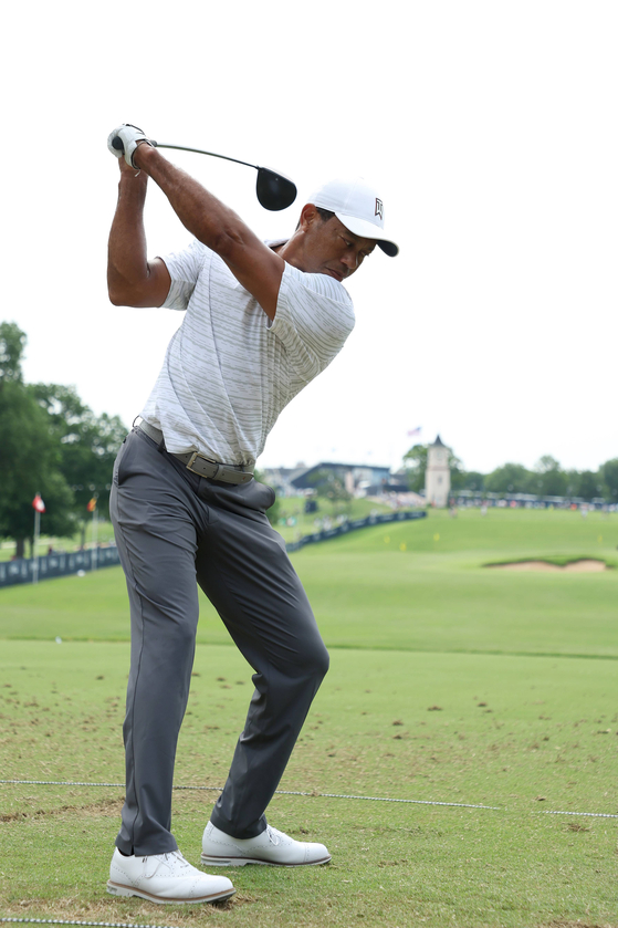 Tiger Woods of the United States warms up on the range during a practice round prior to the start of the 2022 PGA Championship at Southern Hills Country Club on Tuesday in Tulsa, Oklahoma.  [AFP/YONHAP]