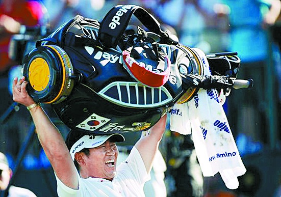 Yang Yong-eun lifts up his golf bag after winning the 2009 PGA Championship on August 16, 2009. [CROWNING]