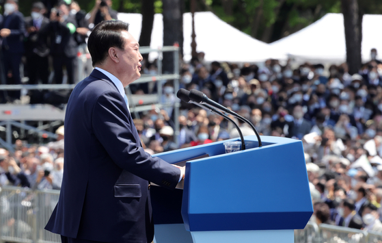  President Yoon Suk-yeol delivers his inaugural address in the compound of the National Assembly on May 10. [NEWS1]