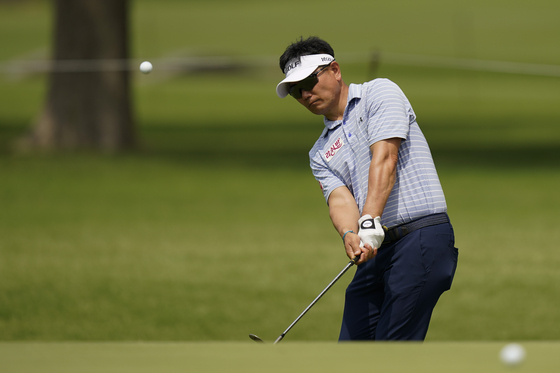 Yang Yong-eun chips to the green on the third hole during a practice round for the PGA Championship golf tournament on Tuesday in Tulsa, Oklahoma. [AP/YONHAP]