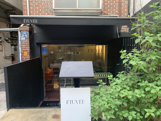 The exterior of Étuvée Seoul