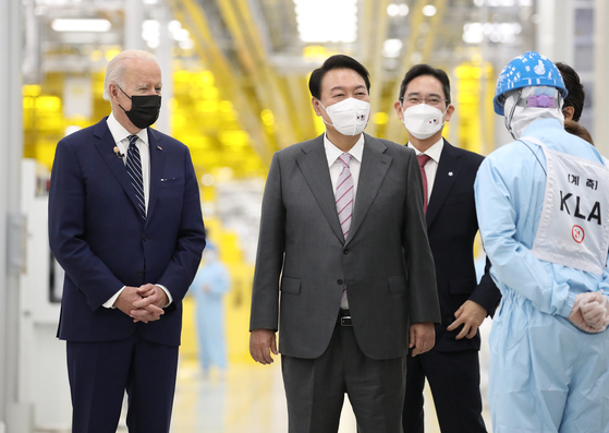 Samsung Electronics Vice Chairman, third from left, toured President Yoon Suk-yeol, second from left, and Joe Biden, far left, at the company's complex on Friday. [YONHAP]