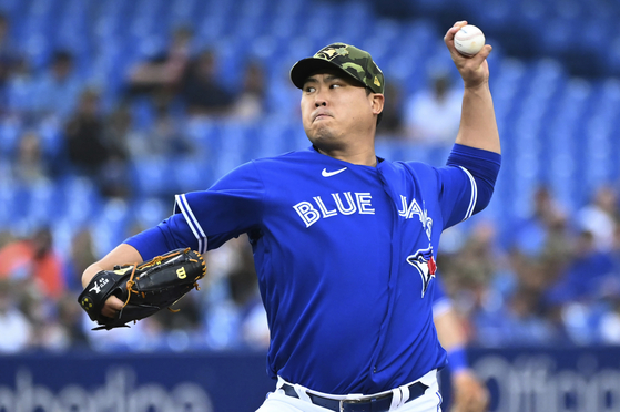 Ryu Hyun-jin of the Toronto Blue Jays pitches to the Cincinnati Reds during the first inning of a game on Friday in Toronto. [AP/YONHAP]