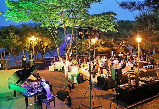 Attendees listen to a performance by pianist Eun Sung-ho of the Dream With Ensemble. [PARK SANG-MOON]