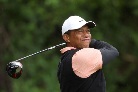 Tiger Woods plays his shot from the 12th tee during the third round of the 2022 PGA Championship at Southern Hills Country Club on Saturday in Tulsa, Oklahoma.  [AFP/YONHAP]