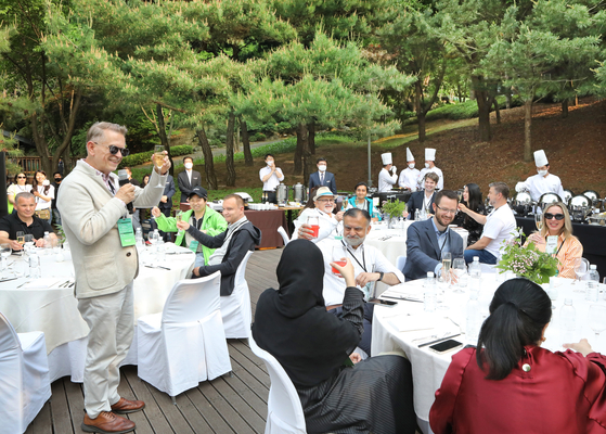 Finnish Ambassador Pekka Metso makes a toast at the start of the dinner before the concert. [PARK SANG-MOON]