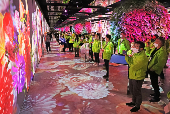 Members of the diplomatic corps view SK forest’s Green Forest Pavilion. [PARK SANG-MOON]