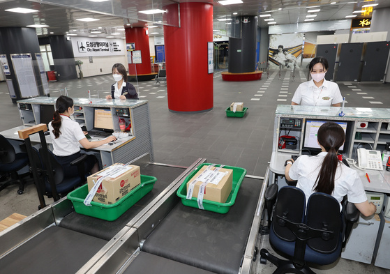 Workers on Friday prepare for the reopening of the Airport Railroad Express (AREX) non-stop train service, as the service will be available again from May 30. [YONHAP]