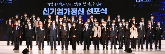 Heads of Korea's major corporations pose after signing an agreement to improve their corporate culture and environment at the headquarters of the Korea Chamber of Commerce and Industry (KCCI) in central Seoul on Tuesday. [KCCI]