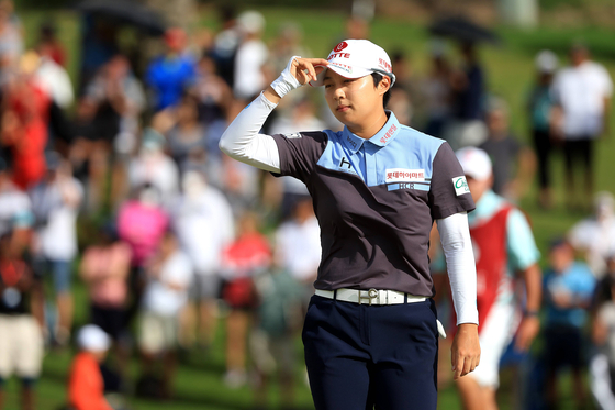 Kim Hyo-joo acknowledges the crowd after chipping onto the 18th green during the final round of The LOTTE Championship at Hoakalei Country Club on April 16 in Ewa Beach, Hawaii.  [AFP/YONHAP]