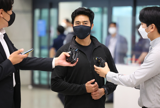 Rhee is shown talking to reporters upon his arrival to Korea. [YONHAP]