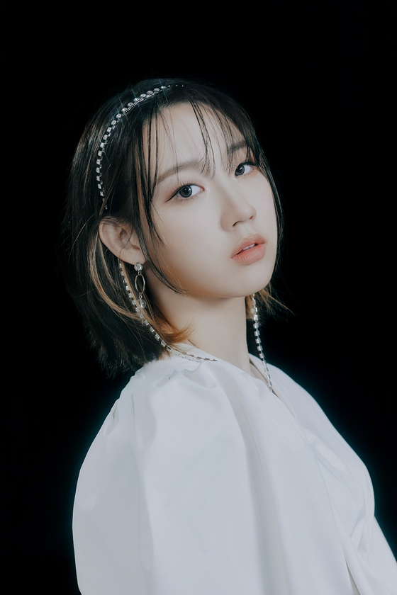 Shin Ji-yoon has left girl group Weeekly to focus on her health. [IST ENTERTAINMENT]