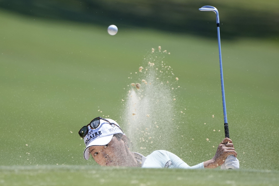 Ko Jin-young hits out of the bunker on the 18th hole during a practice round for the the U.S. Women's Open golf tournament at the Pine Needles Lodge & Golf Club in Southern Pines, North Carolina on Tuesday. [AP/YONHAP]