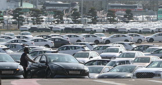 Hyundai Motor cars are parked at its Ulsan factory on April 7 waiting to be delivered. [YONHAP] 