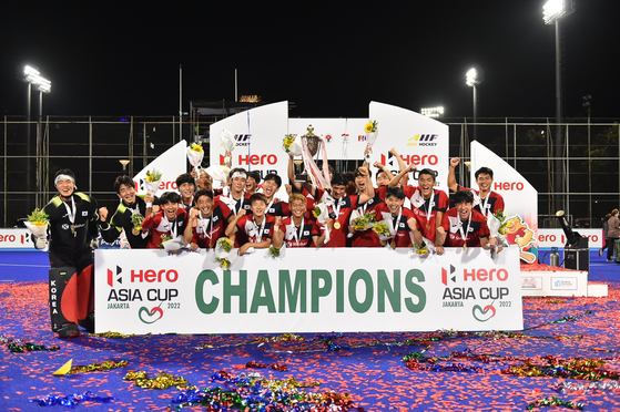 The Korean national hockey team celebrate after beating Malaysia to win the 2022 Hockey Asia Cup in Jakarta on Wednesday. [SCREEN CAPTURE]