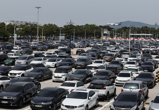 The number of travelers visiting Incheon International Airport reached a daily average of over 30,000 last month, 16 percent of the level of the pre-pandemic era. According to Incheon International Airport Corporation, the number of passengers last month recorded a total of 939,709, or 30,313 a day. This photo shows the long-term parking lot at Terminal 1 of Incheon International Airport. [YONHAP]