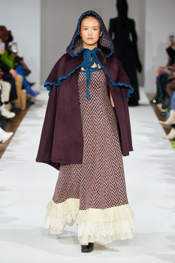 Model Lee Jae-si wears BlueTamburin as she struts down the runway at Paris Fashion Week F/W 2022. [BLUETAMBURIN]