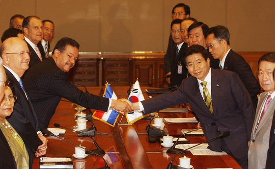 Dominican President Leonel Fernández, left, shakes hands with Korean President Roh Moo-hyun, right, during their meeiting in Seoul on June 30, 2006. [JOONGANG PHOTO]