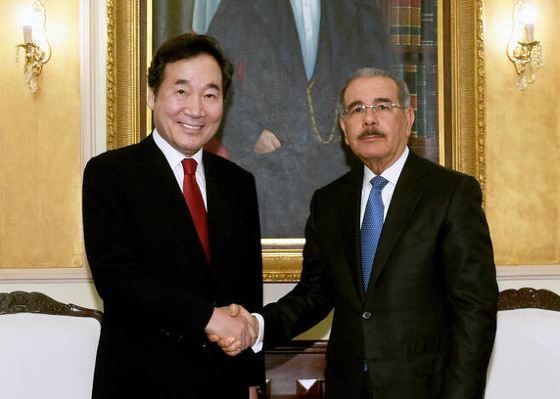 Prime Minister Lee Nak-yon, left, meets with Dominican President Danilo Medina Sánchez in Santo Domingo on March 15, 2018. [OFFICE OF THE PRIME MINISTER] 