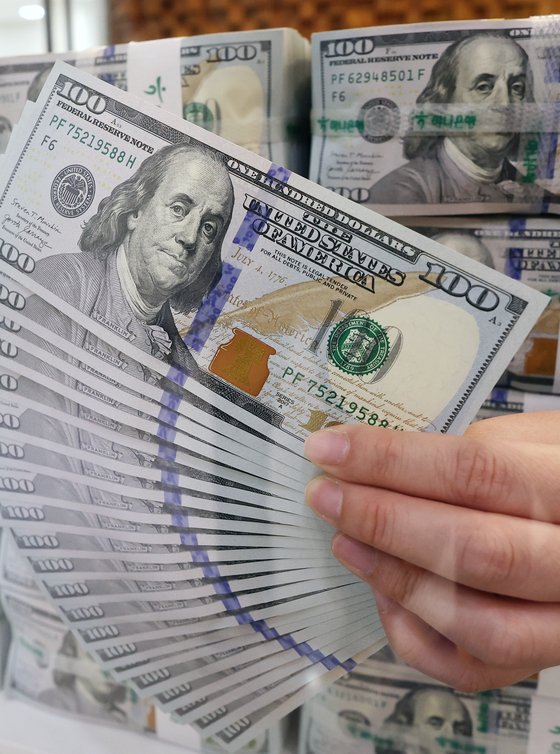 Dollars are fanned out at Hana Bank in Seoul on Tuesday. According to the Bank of Korea, Korea’s foreign reserves in May amounted to $447.7 billion, nearly $1.6 billion less than in April. Korea’s foreign reserves have been shrinking for three straight months as the dollar has been appreciating against the Korean won. [YONHAP]