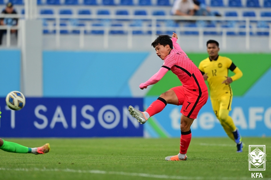 Cho Young-wook scores a goal during an AFC U-23 Asian Cup match against Malaysia at Lokomotiv Stadium in Tashkent, Uzbekistan on June 2. [YONHAP]
