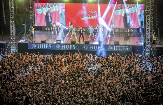 Singer PSY performs during the college festival of Hankuk University of Foreign Studies' Global Campus in Yongin, Gyeonggi on May 19. [CHOI YEONG-JAE]