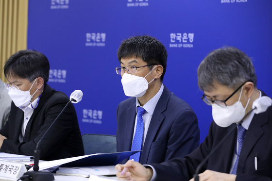 Hwang Sang-pil, director general of the central bank’s economic statistics department, speaks at the press conference held in central Seoul on Wednesday. [BOK]