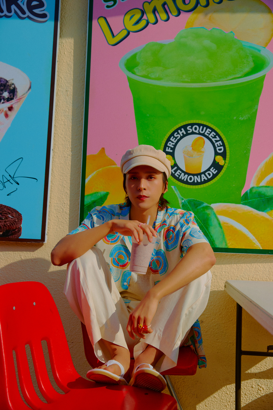 A concept photo for Son's ″Happy Birthday″ [AROUND US ENTERTAINMENT]
