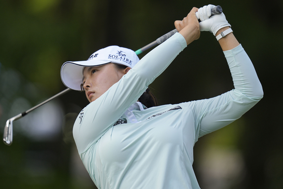 Ko Jin-young hits off the 16th tee during the third round of the U.S. Women's Open golf tournament at the Pine Needles Lodge & Golf Club in Southern Pines, North Carolina on Saturday. [AP/YONHAP]