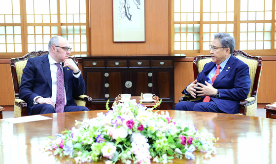 Foreign Minister Park Jin, right, speaks with Ukraine’s Deputy Foreign Minister Dmytro Senik, left, at the ministry headquarters in Seoul on Wednesday. [MINISTRY OF FOREIGN AFFAIRS]
