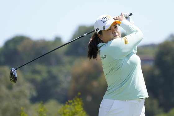 Park In-bee tees off at the fourth tee during the final round of the Palos Verdes Championship golf tournament on May 1 in Palos Verdes Estates, California. [AP/YONHAP]