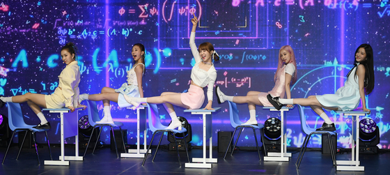 woo!ah! performs ″Switch Up,″ a track for its new EP ″JOY,″ during a showcase in southern Seoul on Thursday. [NV ENTERTAINMENT]