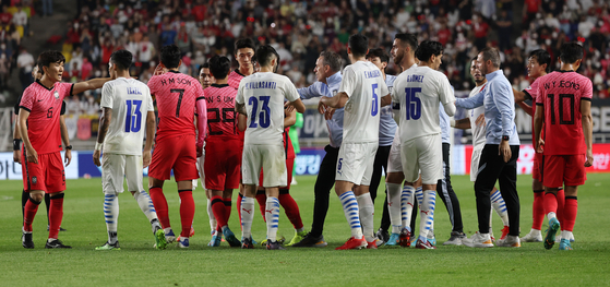 The Korean coaching staff break up a fight between Korean and Paraguayan players in the final minute of injury time during an international friendly at Suwon World Cup Stadium in Suwon, Gyeonggi on Friday. [YONHAP]