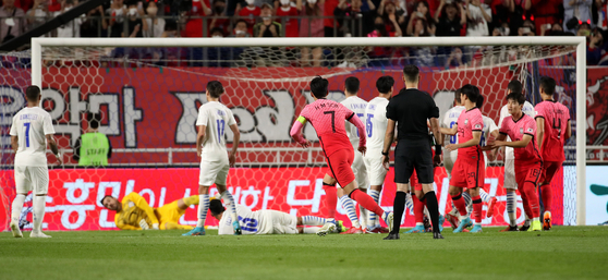 Son Heung-min, center, scores Korea's first goal in an international friendly against Paraguay at Suwon World Cup Stadium in Suwon, Gyeonggi on Friday. [NEWS1]