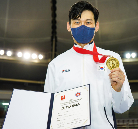 Gu Bon-gil won the individual men's sabre gold medal at the 2022 Seoul Asian Fencing Championships at SK Olympic Handball Gymnasium in Songpa, southern Seoul, on Friday. [YONHAP]