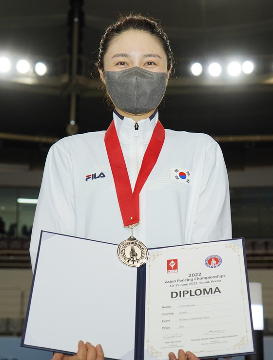 Choi In-jeong won the individual women's épée silver medal at the 2022 Seoul Asian Fencing Championships at SK Olympic Handball Gymnasium in Songpa, southern Seoul, on Friday. [YONHAP]