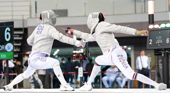 Gu Bon-gil plays countryman Kim Jung-hwan in the men's individual sabre final of the 2022 Seoul Asian Fencing Championships at SK Olympic Handball Gymnasium in Songpa,southern Seoul, on Friday. Korea swept the men's sabre podium, with Gu winning gold, Kim winning silver and Oh Sang-uk winning bronze. [YONHAP]