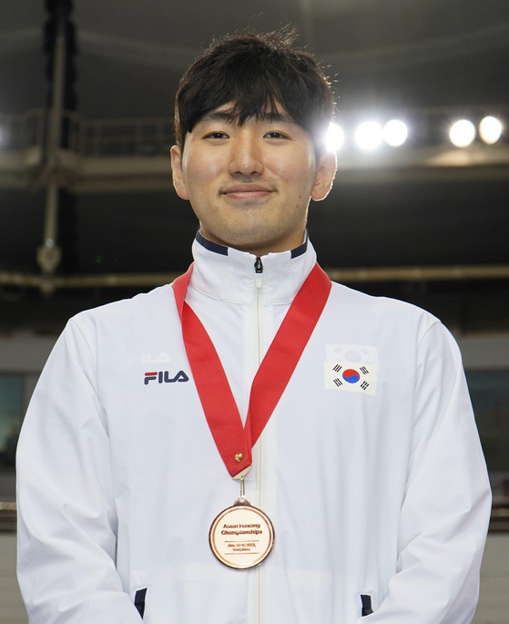 Park Sang-young won the individual men's épée bronze medal at the 2022 Seoul Asian Fencing Championships at SK Olympic Handball Gymnasium in Songpa, southern Seoul, on Saturday. [YONHAP]