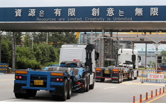 Trucks enter Posco's steel mill in Gwangyang, South Jeolla, on Wednesday as the trucker strike ends and drivers return to work. [YONHAP]