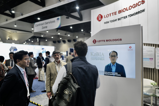 Visitors take a look at Lotte Biologics' booth at the BIO International Convention in San Diego [LOTTE]
