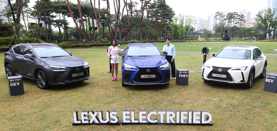 From left: Lexus' NX 350h, NX 450h+ and UX 300e are parked in front of the Lotte World Mall in Jamsil, southern Seoul, on Wednesday. [YONHAP]