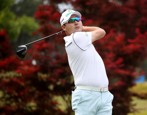 Lee Tae-hoon tees off on the first hole during the third round of the KPGA's Woori Financial Group Championship at Ferrum Country Club in Yeoju, Gyeonggi on May 14. [YONHAP]