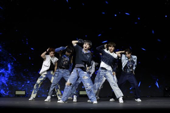 Boy band Drippin performs ″ZERO,″ the lead track for ″Villain: ZERO.″ [WOOLLIM ENTERTAINMENT]