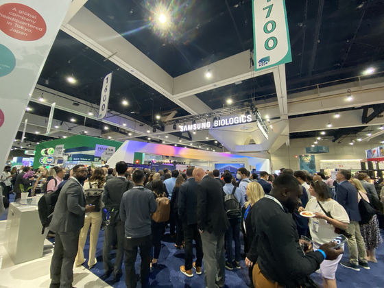 Visitors crowd Samsung Biologics’ booth at the BIO International Convention (BIO USA) 2022 held in San Diego Monday. [SARAH CHEA]