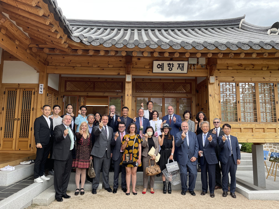 Members of the diplomatic corps in Seoul and other guests and friends of Mexican Ambassador Bruno Figueroa celebrate the opening of his photo exhibition, ″A Tribute to Korea,″ at Yehyang Jae Cultural Center in central Seoul on Tuesday. [ESTHER CHUNG]
