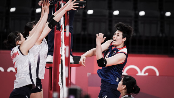 Kim Hee-jin, right, attacks during a Volleyball Nations League match between Korea and Japan held on June 2 in Shreveport-Bossier City, Louisiana. [FIVB]