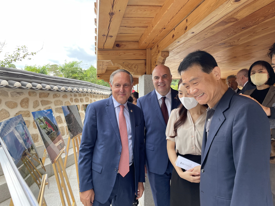 Mexican Ambassador to Korea Bruno Figueroa, far left, and Lee Seung-ro, head of Seongbuk District, far right front, view the exhibition ″A Tribute to Korea″ by Figueroa at THE Yehyang Jae Cultural Center in central Seoul on Tuesday. [ESTHER CHUNG]